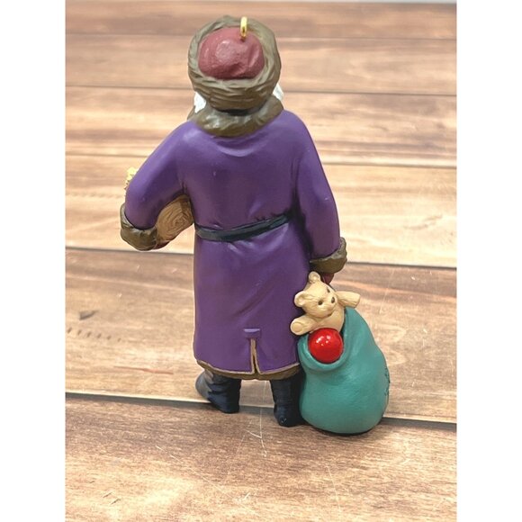 1995 HALLMARK KEEPSAKE ORNAMENT QX5139 MERRY OLDE SANTA WITH BAG OF TOYS - Picture 6 of 8